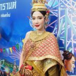 อั้ม พัชราภา สุดตื่นเต้น สวมชุดไทยนั่งเสลี่ยง แห่รอบอนุสาวรีย์ชัยฯ กลางแดดเปรี้ยง