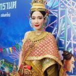 อั้ม พัชราภา สุดตื่นเต้น สวมชุดไทยนั่งเสลี่ยง แห่รอบอนุสาวรีย์ชัยฯ กลางแดดเปรี้ยง