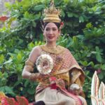 อั้ม พัชราภา สุดตื่นเต้น สวมชุดไทยนั่งเสลี่ยง แห่รอบอนุสาวรีย์ชัยฯ กลางแดดเปรี้ยง