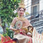 อั้ม พัชราภา สุดตื่นเต้น สวมชุดไทยนั่งเสลี่ยง แห่รอบอนุสาวรีย์ชัยฯ กลางแดดเปรี้ยง