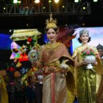 อั้ม พัชราภา สุดตื่นเต้น สวมชุดไทยนั่งเสลี่ยง แห่รอบอนุสาวรีย์ชัยฯ กลางแดดเปรี้ยง