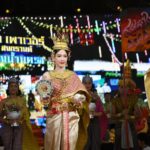 อั้ม พัชราภา สุดตื่นเต้น สวมชุดไทยนั่งเสลี่ยง แห่รอบอนุสาวรีย์ชัยฯ กลางแดดเปรี้ยง