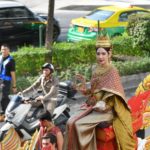 อั้ม พัชราภา สุดตื่นเต้น สวมชุดไทยนั่งเสลี่ยง แห่รอบอนุสาวรีย์ชัยฯ กลางแดดเปรี้ยง