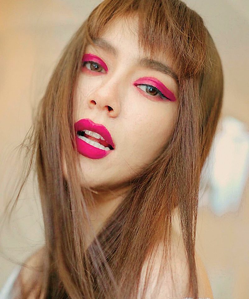 ‘คิม’สนุกแต่งหน้าคัฟเวอร์‘ลิซ่า’