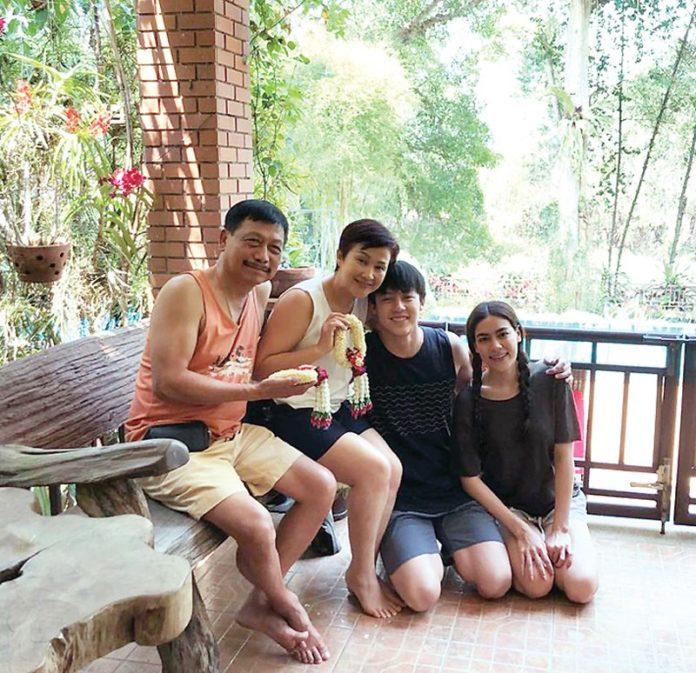 ‘คิม’สนุกแต่งหน้าคัฟเวอร์‘ลิซ่า’