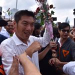 กรี๊ดสนั่นสน.ปทุมวัน!! 'ธนาธร' เข้ารับทราบข้อหา ม.116 'ชูสามนิ้ว' ก่อนเข้าพบตำรวจ