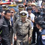 เสียงมวลชนโห่รับ!! 'ศรีวราห์' ถึงสน.ปทุมวัน เข้าสอบสวน 'ธนาธร' คดี ม.116 ด้วยตัวเอง
