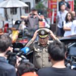 เสียงมวลชนโห่รับ!! 'ศรีวราห์' ถึงสน.ปทุมวัน เข้าสอบสวน 'ธนาธร' คดี ม.116 ด้วยตัวเอง