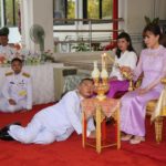 ปีติ สมเด็จพระเจ้าอยู่หัว และพระราชินีในรัชกาลที่ 9 พระราชทานดอกไม้แด่ทูลกระหม่อม