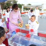 ปีติ สมเด็จพระเจ้าอยู่หัว และพระราชินีในรัชกาลที่ 9 พระราชทานดอกไม้แด่ทูลกระหม่อม