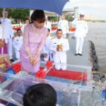 ปีติ สมเด็จพระเจ้าอยู่หัว และพระราชินีในรัชกาลที่ 9 พระราชทานดอกไม้แด่ทูลกระหม่อม