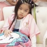 เอ็นดู น้องมะลิ ไม่ยอมตกเทรนด์แฟชั่นผมเปีย อดทนหลับคาเก้าอี้-แลกความสวย