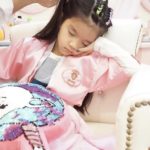 เอ็นดู น้องมะลิ ไม่ยอมตกเทรนด์แฟชั่นผมเปีย อดทนหลับคาเก้าอี้-แลกความสวย