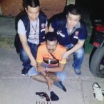 ล็อกตัว! ชัย กม.4 นักเลงขาใหญ่รามอินทรา พกปืนกร่าง เดินล่อกแล่กผ่านตำรวจ