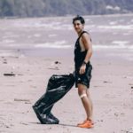 โตโน่ นำทีมลุยเก็บขยะที่ชายหาดชะอำ ประชาชนร่วมเป็นจิตอาสากว่า 400 คน