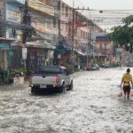 พัทยาอ่วม พายุฤดูร้อนเล่นงาน ฝนซัด 2ชม. ท่วม! น้ำทะลัก ไหลเชี่ยว รถติดเป็นอัมพาต