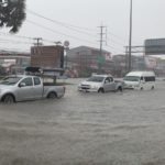 พัทยาอ่วม พายุฤดูร้อนเล่นงาน ฝนซัด 2ชม. ท่วม! น้ำทะลัก ไหลเชี่ยว รถติดเป็นอัมพาต