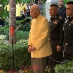'ป๋าเปรม' ถามบิ๊กป้อม ไม่สบาย เป็นอะไร หลังเพิ่งหายท้องเสีย แต่มือพันทั้งข้าง?