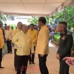 'ป๋าเปรม' ถามบิ๊กป้อม ไม่สบาย เป็นอะไร หลังเพิ่งหายท้องเสีย แต่มือพันทั้งข้าง?
