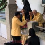 'ป๋าเปรม' ถามบิ๊กป้อม ไม่สบาย เป็นอะไร หลังเพิ่งหายท้องเสีย แต่มือพันทั้งข้าง?