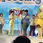 ใหม่ ดาวิกา ระทึกกลางเวที ชายแปลกหน้าวิ่งโผกอด สุดช็อกไม่นึกจะเจอแบบนี้!