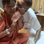 แจ๊ส สปุ๊กนิค ไม่ชอบโชว์ใคร กราบตัก ควักตังค์เป็นฟ่อนให้แม่ ชาวเน็ตทึ่ง (มีคลิป)