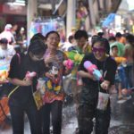 สีลมคึกคัก คนแห่เล่นน้ำสงกรานต์วันสุดท้าย เนืองแน่น อยากเปียก รีบมาก่อน 2 ทุ่ม