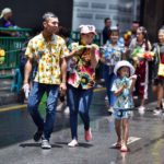 สีลมคึกคัก คนแห่เล่นน้ำสงกรานต์วันสุดท้าย เนืองแน่น อยากเปียก รีบมาก่อน 2 ทุ่ม
