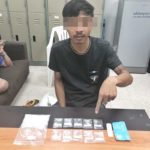 บุกรวบ 2 หนุ่ม เปิดโรงแรมมั่วสุมเสพยา ขายไอซ์ให้วัยรุ่น บนเกาะสมุย