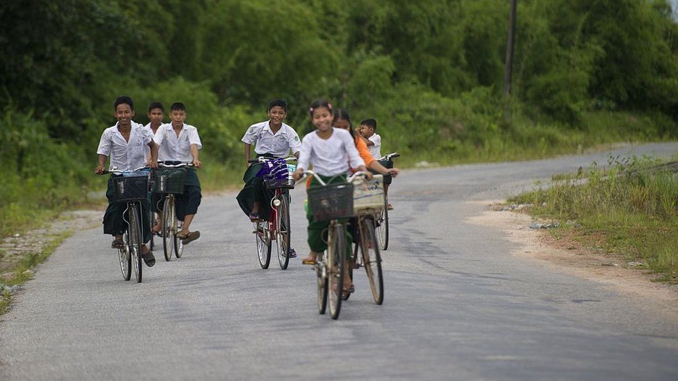 မြန်မာကျောင်းသူကျောင်းသားများ စက်ဘီးဖြင့် ကျောင်းဆင်းကျောင်းတက်မြင်ကွင်း