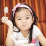 สายกิน! น้องมะลิ ซุ่มเงียบกินขนม แม่โบว์ ขอแบ่ง-เจอสายตาตอบกลับสุดฮา