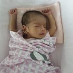 ป๊อก เล่าโมเมนต์กล่อม ‘มีญ่า’ ลูกสาว หลับคาอ้อมแขน-แทบกรี๊ดทำสำเร็จครั้งแรก!