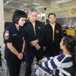 มูลนิธิป่อเต็กตึ๊ง สงเคราะห์สังคม มอบรถเข็นวีลแชร์แก่ผู้พิการด้อยโอกาส