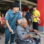 มูลนิธิป่อเต็กตึ๊ง สงเคราะห์สังคม มอบรถเข็นวีลแชร์แก่ผู้พิการด้อยโอกาส