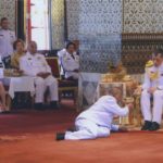 สมเด็จพระเจ้าอยู่หัว ทรงกราบถวายบังคม-สรงพระบรมอัฐิ ในการพระราชพิธีสงกรานต์
