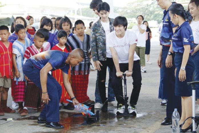 ‘นิ้ง-ยอร์ช-ฟลุท’พร้อมก๊วนนักแสดง‘วัยแสบฯ2’ พาน้องๆร.ร.ตำรวจตระเวนชายแดนท่องทัพฟ้า : ข่าวสดบันเทิง