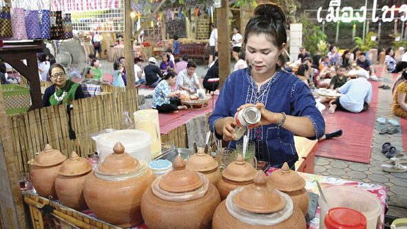 เที่ยว‘กาดวิถีชุมชนคูบัว’ อุดหนุนชาวไท-ยวนแห่งราชบุรี