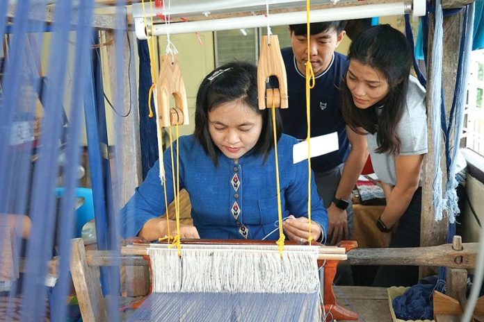 ชุดผ้าไทยย้อมสีธรรมชาติ