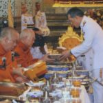 สมเด็จพระเจ้าอยู่หัว ทรงกราบถวายบังคม-สรงพระบรมอัฐิ ในการพระราชพิธีสงกรานต์