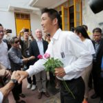 เสียงมวลชนโห่รับ!! 'ศรีวราห์' ถึงสน.ปทุมวัน เข้าสอบสวน 'ธนาธร' คดี ม.116 ด้วยตัวเอง