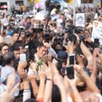 เสียงมวลชนโห่รับ!! 'ศรีวราห์' ถึงสน.ปทุมวัน เข้าสอบสวน 'ธนาธร' คดี ม.116 ด้วยตัวเอง