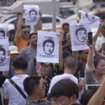 เสียงมวลชนโห่รับ!! 'ศรีวราห์' ถึงสน.ปทุมวัน เข้าสอบสวน 'ธนาธร' คดี ม.116 ด้วยตัวเอง