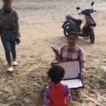 น้องธัชช หลานตาตุ่ม ชลิต เห็นแผงหวย วิ่งปรี่ไปหา ลั่นอยากได้ คนแห่ส่องขอซื้อตาม(คลิป)
