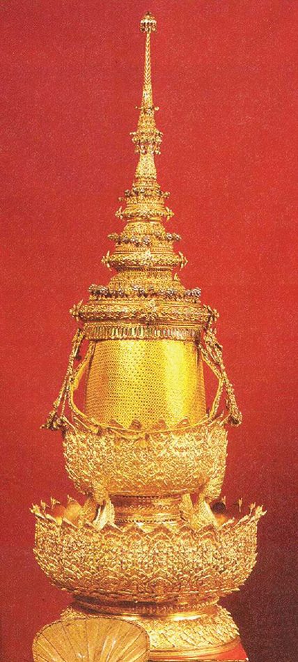 เครื่องเบญจราชกกุธภัณฑ์