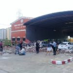 ปทุม พายุกระหน่ำหนัก ซัดผนังอาคารโรงอาหารถล่มทั้งแผง ทับรถพังยับ!