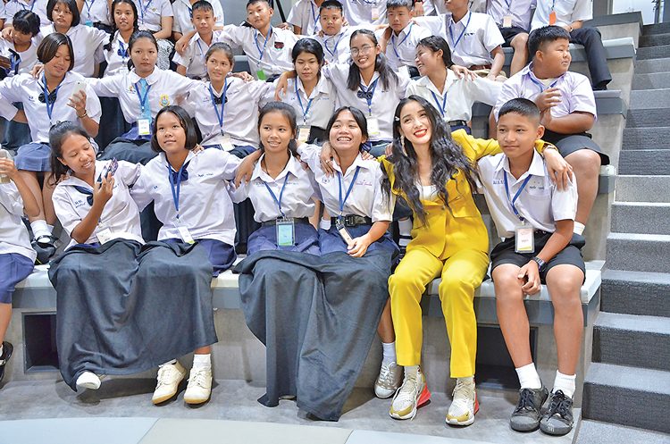 ‘แพท’ถ่ายทอดประสบการณ์ชีวิตสู่น้องๆ