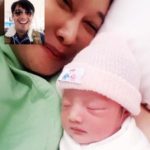วินาทีแรกพบ! หนุ่ม ศรราม บินกลับไทย โผจูบรับขวัญลูกสาว-เมีย เอ็นดู วีจิ ยิ้มรับปาป๊า(คลิป)