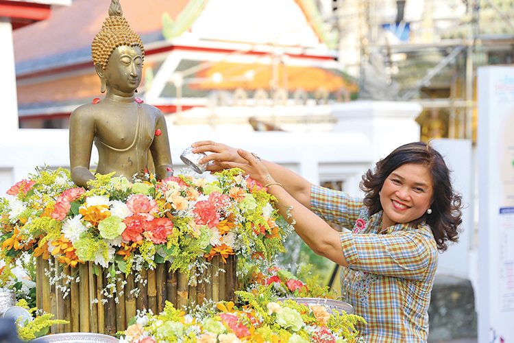 สรงนํ้าพระ สาดนํ้าใจ