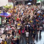 เปิดภาพมุมสูง ผู้คนหลั่งไหล แห่เล่นน้ำสงกรานต์สีลมวันแรก สุดคึก  คนแน่นถนน