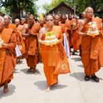 สังฆราชกัมพูชา นำชาวพุทธ2แผ่นดิน เปลี่ยนผ้าไตรสรีระ หลวงปู่สรวง เทวดาเดินดิน